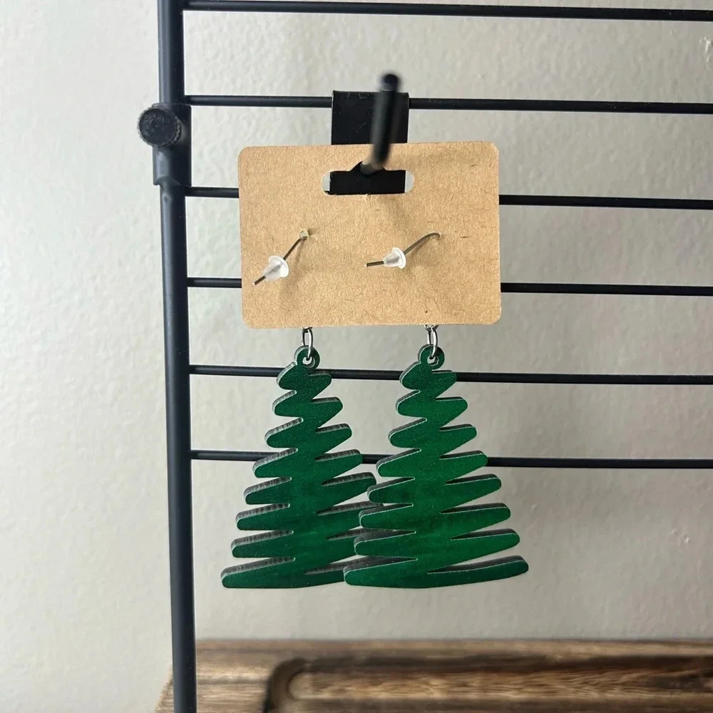 3/$30 Lightweight Wooden Christmas Yule Holiday Tree Dangly Earrings NEW - Picture 3 of 3